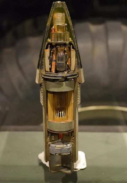 二战时期的高炮炮弹是如何做到在飞机附近爆炸的呢?