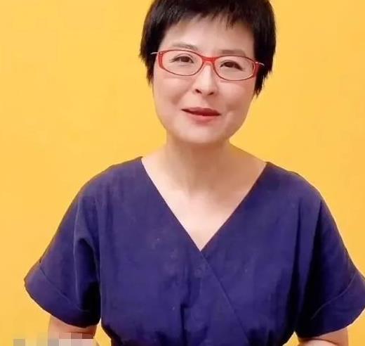 47岁张泉灵老了，穿紫色连衣裙面部发福明显，好在韵味犹存__财经头条