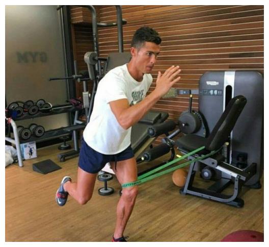 足球巨星c罗有多自律?乔治娜:和他在一起,才知道他这么努力