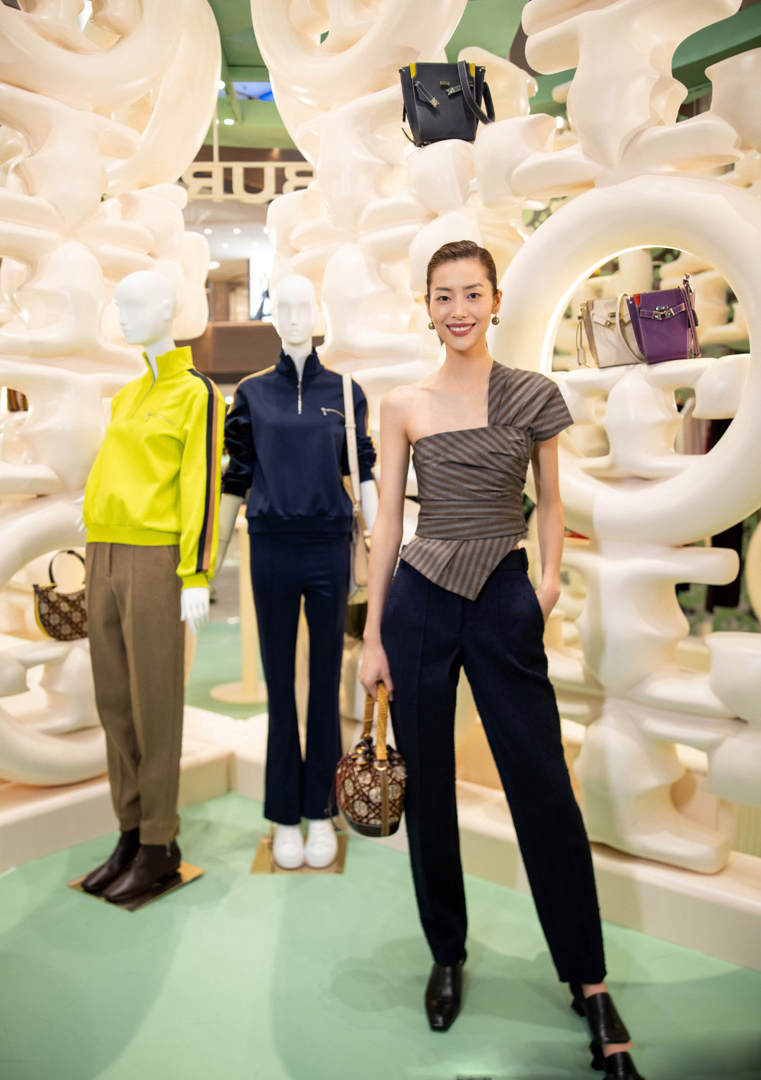 刘雯身着toryburch2022秋冬系列搭配tmonogram编织提花水桶包