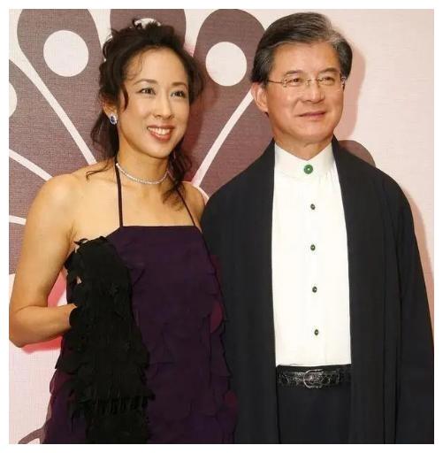 "间接"影响霍震霆和朱玲玲婚姻的侯玉婷,如今已退休成模范婆婆|央视