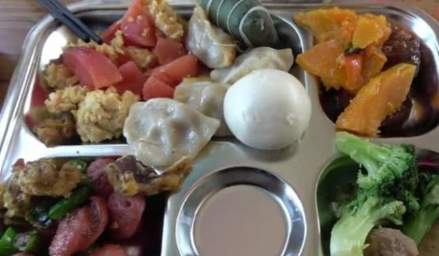 在某高速服务区吃午餐,人均30元饭菜堆满盘子,看看都有什么|服务区