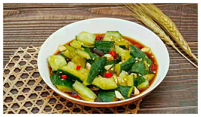 拍黄瓜先放蒜泥拌就错了多做这2步拍黄瓜才入味好吃