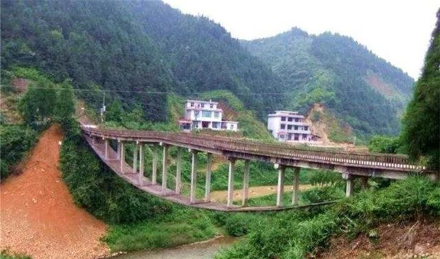 这看起来就像是一座倒转的桥.众所周知,普通大桥就像是一座拱桥.