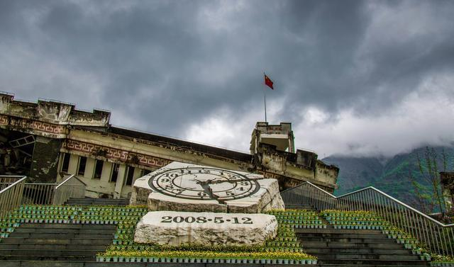 汶川地震中的谭千秋老师，护住4个学生后牺牲，他家人现状如何？休闲区蓝鸢梦想 - Www.slyday.coM