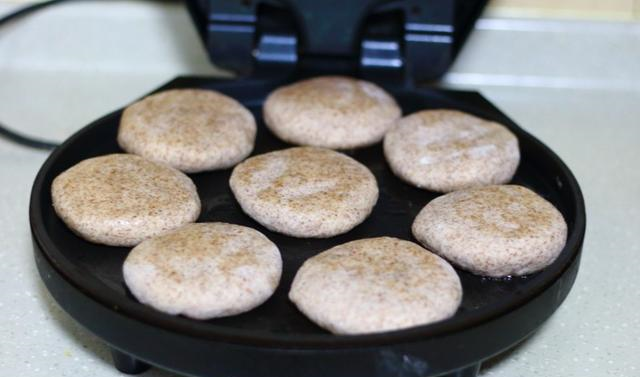 自己在家做的红豆沙馅饼,外脆内软,孩子隔三差五就嚷着要吃休闲区蓝鸢梦想 - Www.slyday.coM 自己在家做的红豆沙馅饼,外脆内软,孩子隔三差五就嚷着要吃休闲区蓝鸢梦想 - Www.slyday.coM