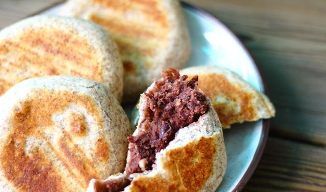 自己在家做的红豆沙馅饼,外脆内软,孩子隔三差五就嚷着要吃休闲区蓝鸢梦想 - Www.slyday.coM 自己在家做的红豆沙馅饼,外脆内软,孩子隔三差五就嚷着要吃休闲区蓝鸢梦想 - Www.slyday.coM