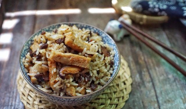 老菜脯炒饭,米饭粒粒饱满飘香,入口鲜香美味,潮汕人的特色炒饭|菜脯