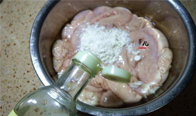 洗猪大肠时加这2样洗5分钟就去除腥臭味干净漂亮吃得放心