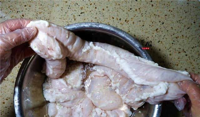 洗猪大肠时加这2样洗5分钟就去除腥臭味干净漂亮吃得放心