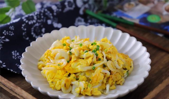 银鱼炒鸡蛋,入锅前多做一步,嫩滑不腥,鲜美营养,3分钟出锅|太湖|银鱼