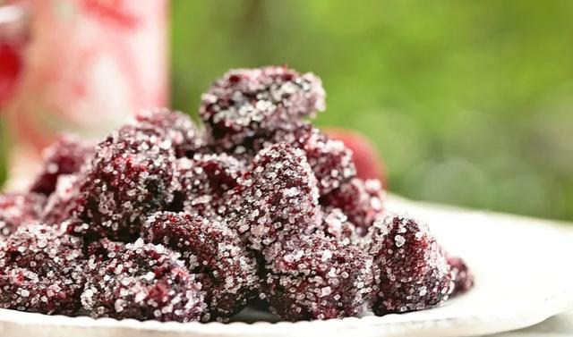 杨梅最甜的吃法消食又开胃一煮一滚就搞定