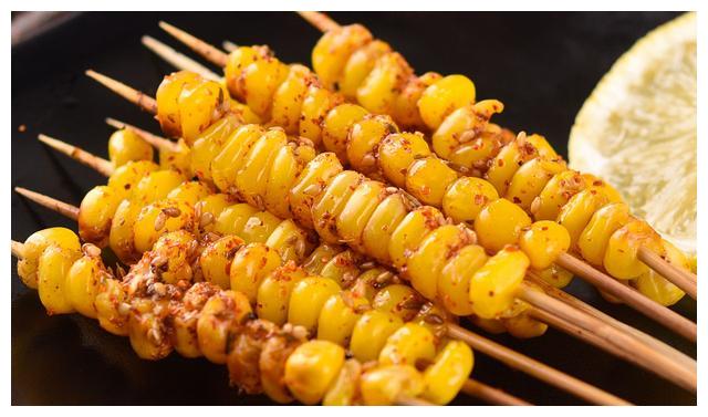 一种是整根的烤,一种是烤玉米粒,在南方的烧烤摊上,烤玉米粒的居多