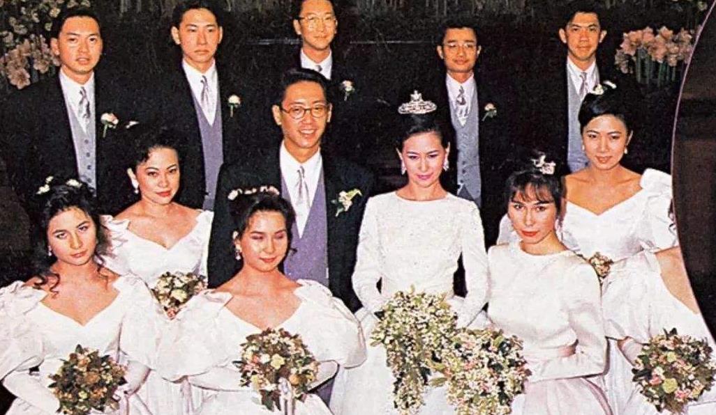 何超琼结婚时好漂亮,婚纱配皇冠有公主范儿,穿传统礼服美得优雅__财经