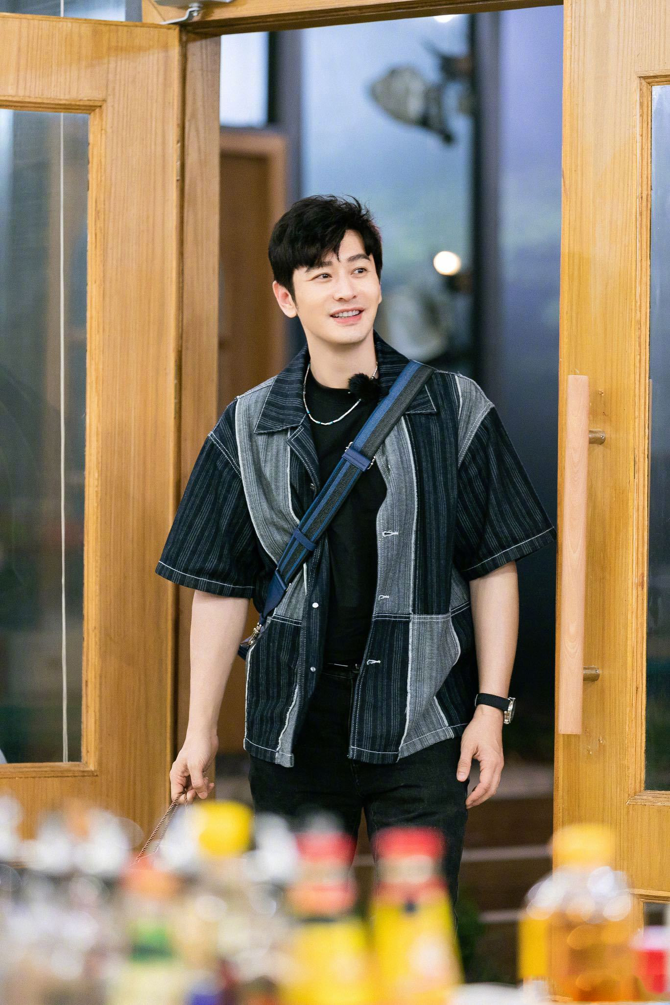 黄晓明中餐厅6新一期造型图穿着错色拼接的格纹外套