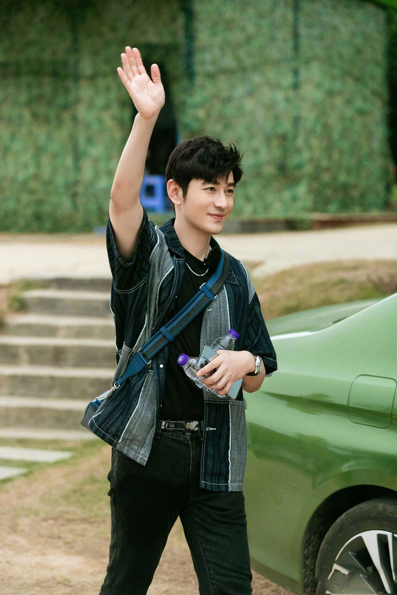 黄晓明中餐厅6新一期造型图穿着错色拼接的格纹外套