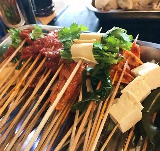 街边摆摊卖串的大叔,改用纸杯包装,被年轻顾客追捧成网红串串