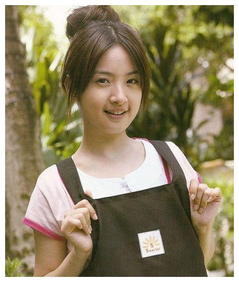 林依晨小时候的生活过得并不好,在林依晨5岁的时候,她的父母就分居