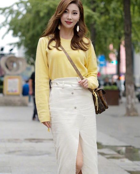 路人街拍:图一小姐姐黄色上衣搭配白色长裙,淑女气质尽显!