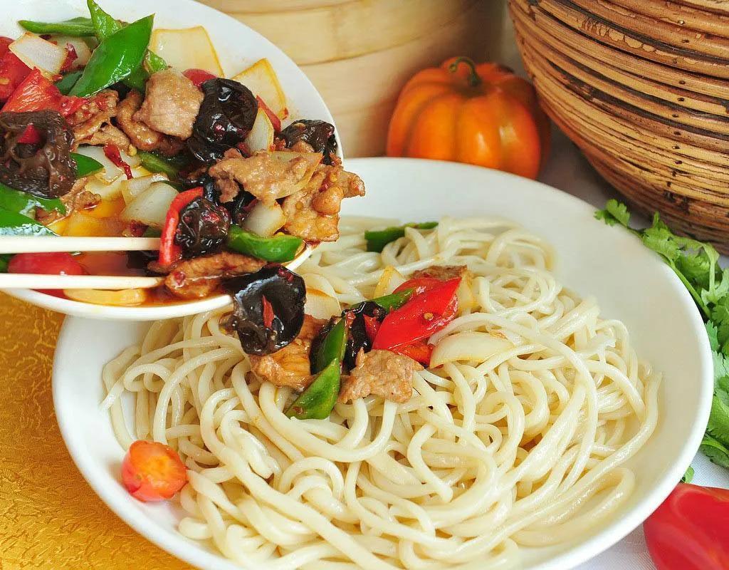 新疆美食拉条子拌面你吃过吗