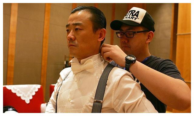 周立波发文严重警告,黄毅清置顶动态继续挑衅并晒出周立波黑白照