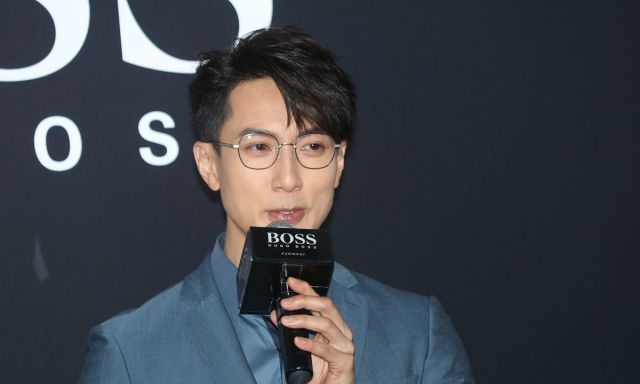 40岁吴尊容颜依旧还是那个"南宫瑾" 单手戴墨镜动作帅炸了