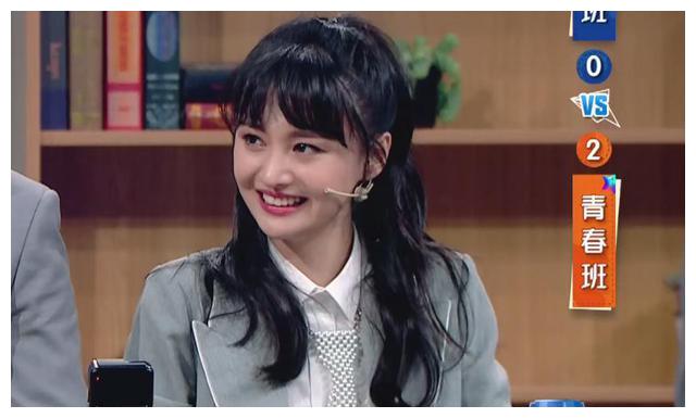 有一种慵懒叫郑爽的坐姿,穿运动鞋翘起二郎腿,却突显自身仪态