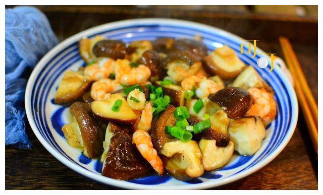 好吃易做的香菇炒虾仁,食材很简单,家庭餐桌方便实用,一学就会