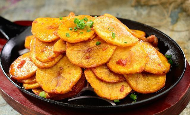 做干煸土豆片时不要直接下锅炒多加一步焦香又解馋