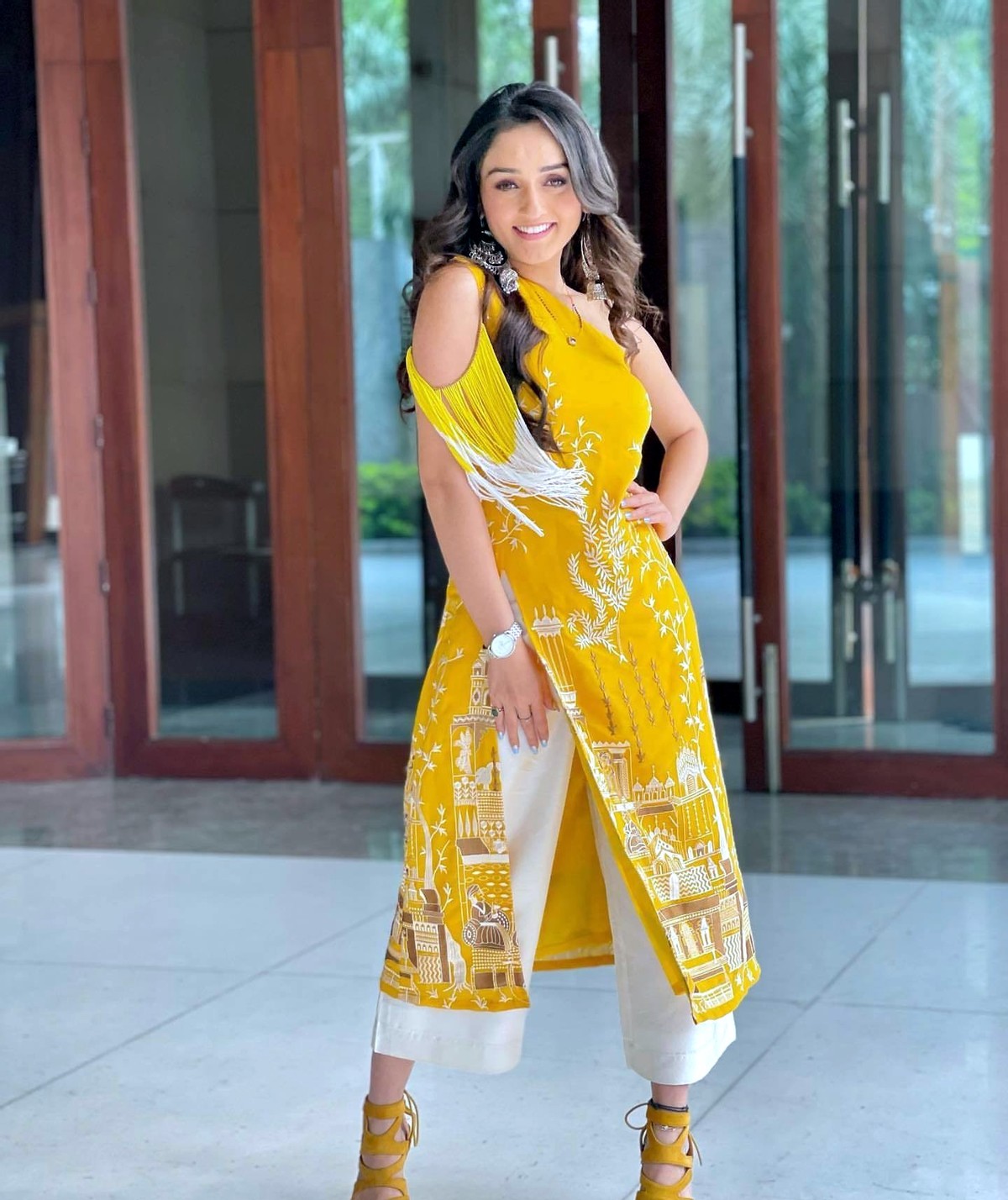 印度国宝级的时尚女神,笑靥如花娇美绽放,高种姓的穿搭教科书