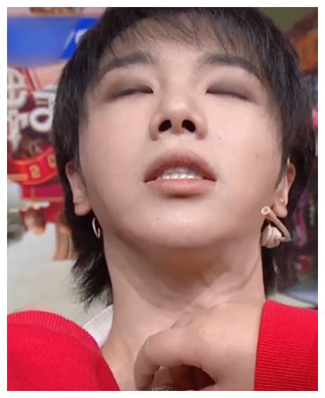 华晨宇锁骨能放32枚硬币,扯开衣领的瞬间,太羡慕贾玲了