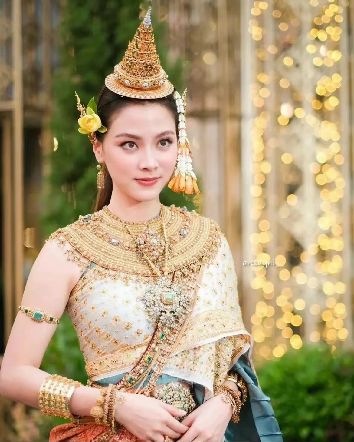 泰国传统服装的美丽的泰国女孩 库存图片. 图片 包括有 金黄, 伙计, 珠宝, 快乐, 发芽, 礼貌, 装饰品 - 72235715