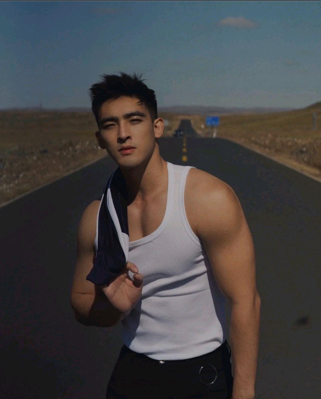 穿着白背心的肌肉男神毛若懿有点上头哦