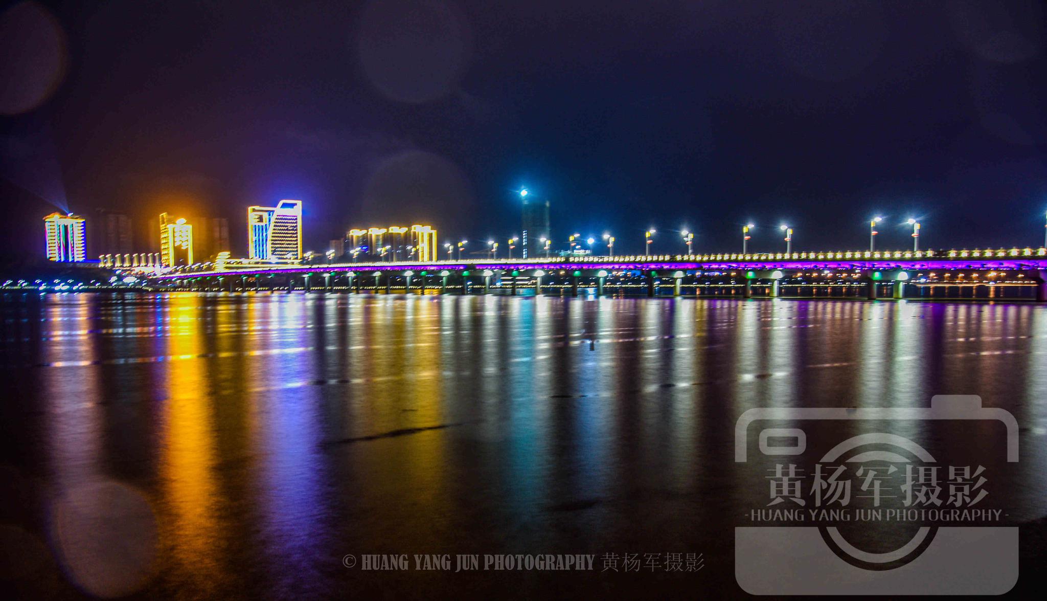 也是动人的美丽景色,夜幕下的于都渡江大桥被多彩的霓虹灯勾出了模样