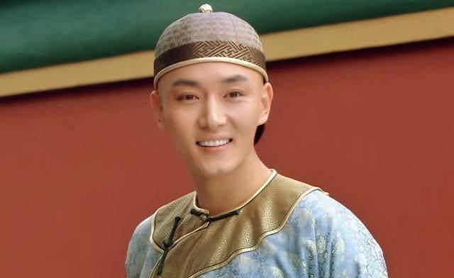 和上了年纪的陈建斌比起来十七阿哥显然更出彩一些,不仅长得帅有才华