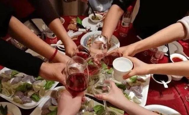 很多人在酒局上都是被迫的,除非是自己要求人办事,喝酒的次数就会多