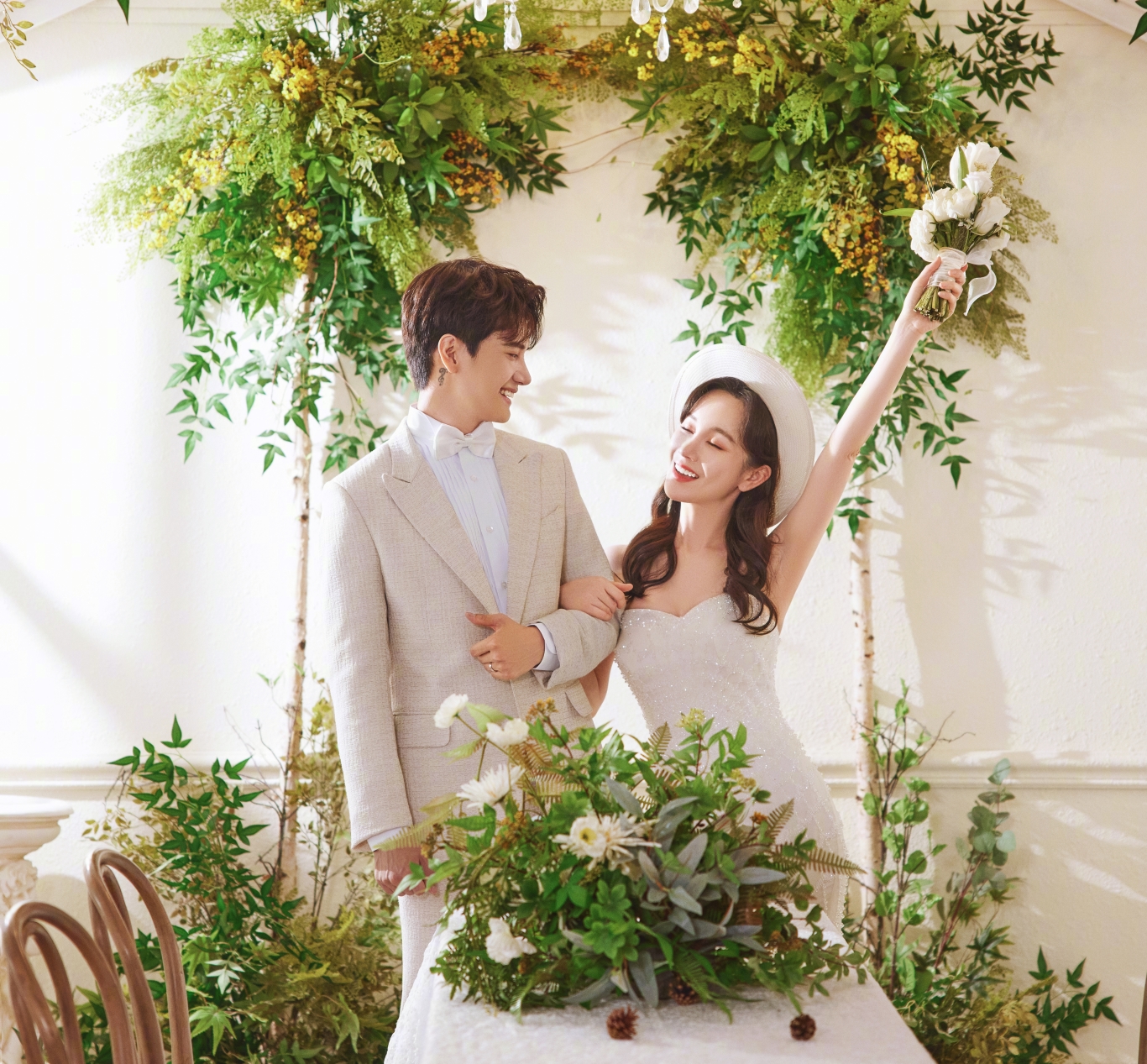 张檬婚纱照曝光与小五甜蜜对视眼神里都是彼此