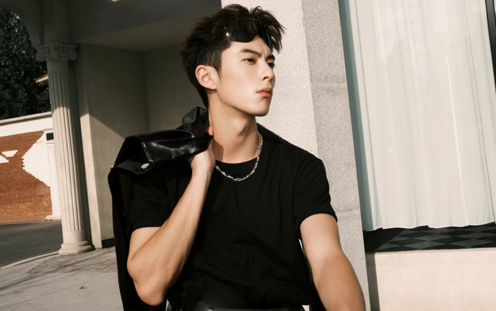 王鹤棣更新机车造型写真图皮衣墨镜搭配狼奔发型