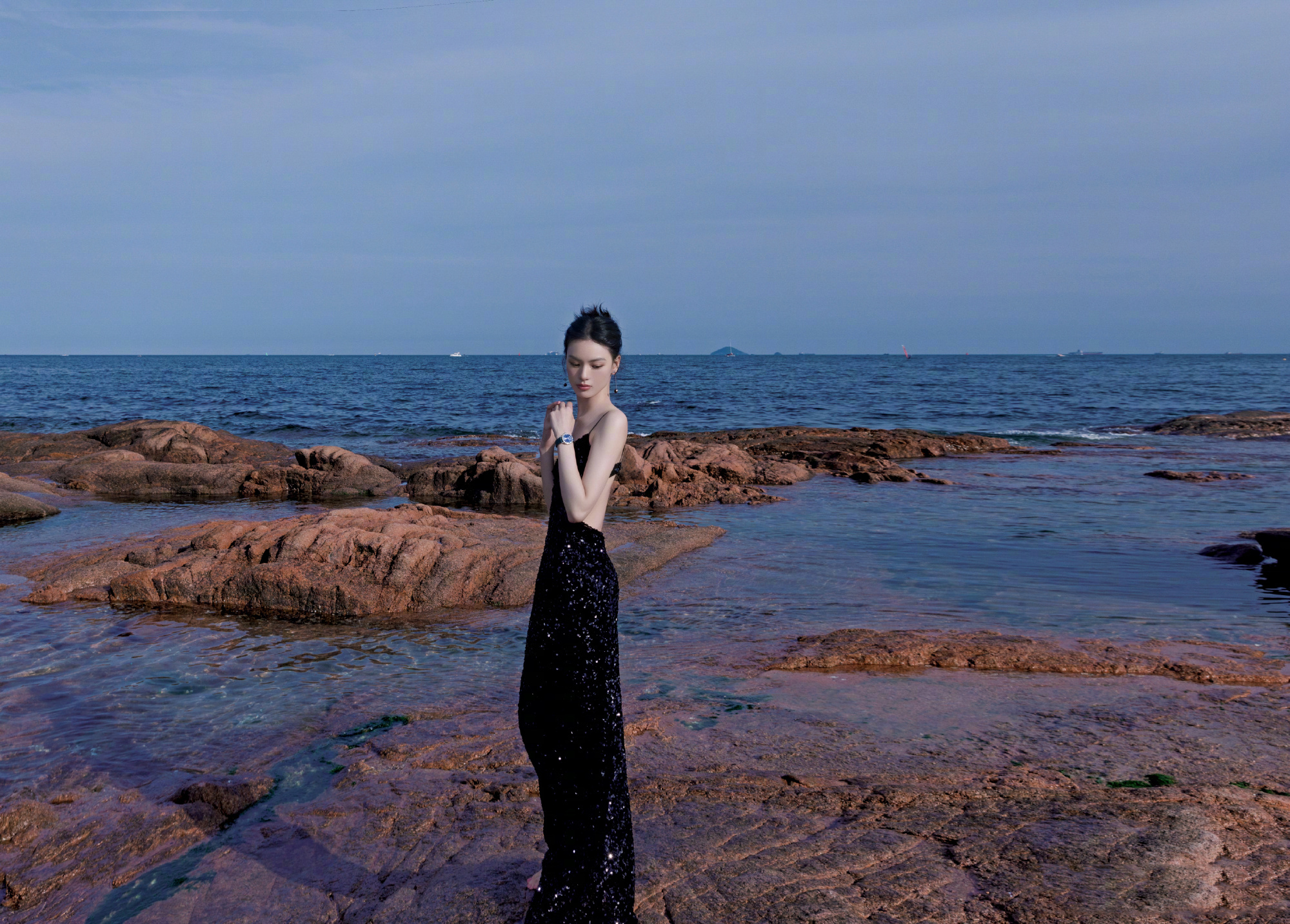 演员邱天出席品牌活动黑色星光碎钻长裙搭配垂珠耳饰