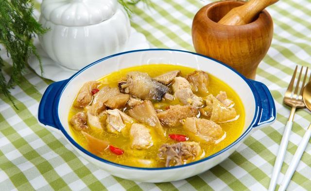 家常炖鸡汤的做法:去市场上杀一只鸡,让老板帮忙处理干净,斩成块,记得