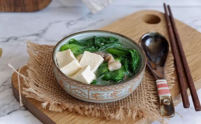 凉拌紫甘蓝苦菊 材料:紫甘蓝;苦菊;苹果醋;味极鲜酱油;盐;糖 做法:1