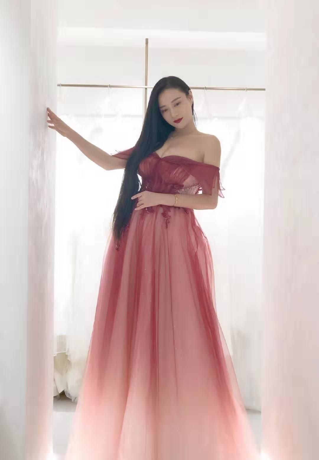 何璇粉红色露肩薄纱晚礼服 尽显女人娇媚