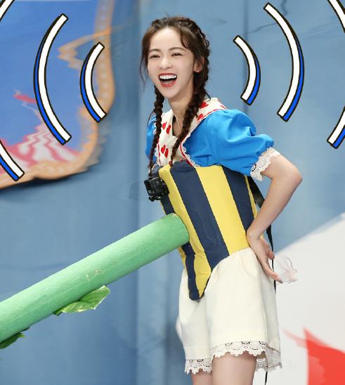 吴谨言是真的变了节目穿小丑装秀模特身材效果太赞了