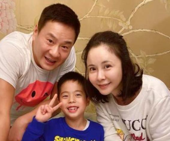 他曾在爆红后抛弃妻女转身爱上小8岁女演员连奕名到底咋回事