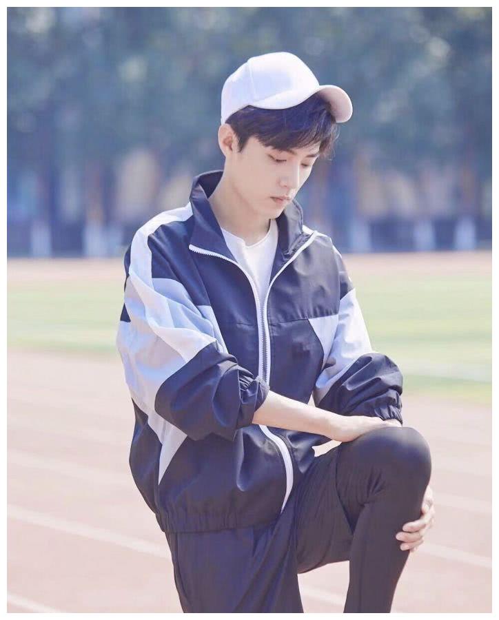 本以为穿校服的都很丑直到看到肖战有多帅一目了然