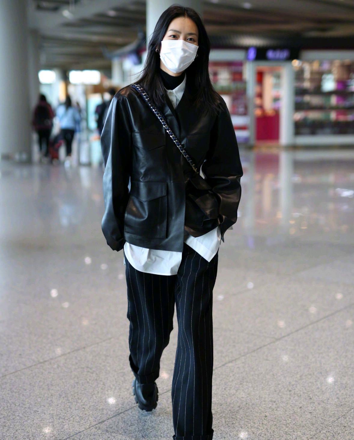 刘雯的皮衣穿搭也这么高级?采用叠穿的方式来呈现,不愧是超模