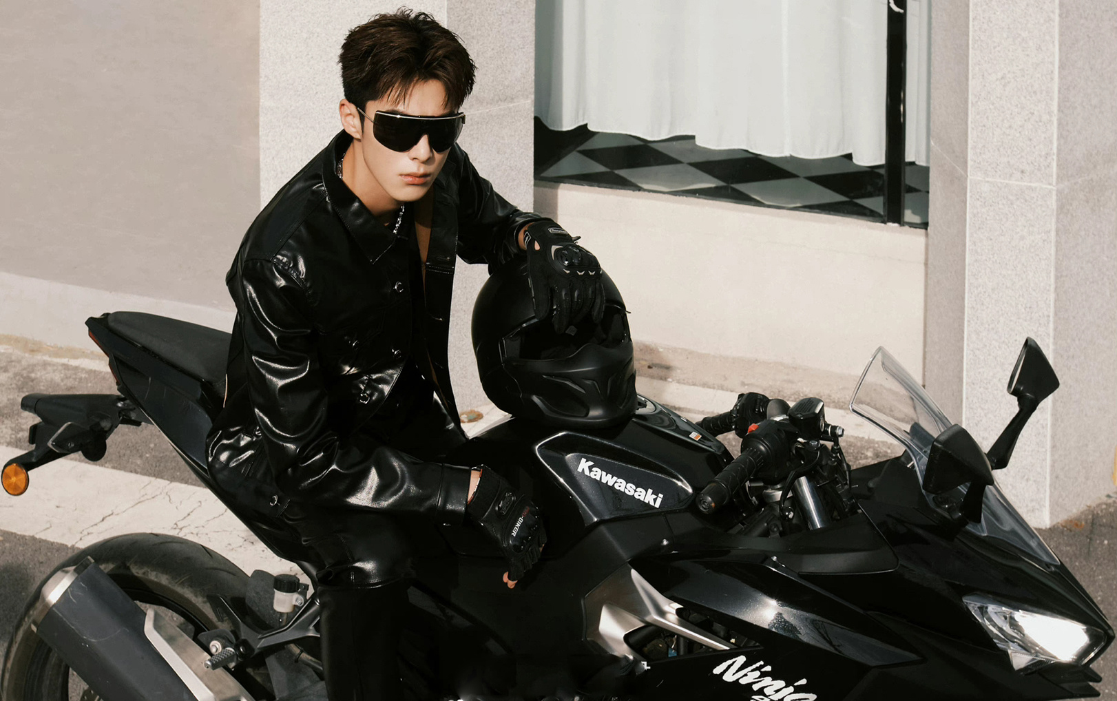 王鹤棣更新机车造型写真图皮衣墨镜搭配狼奔发型