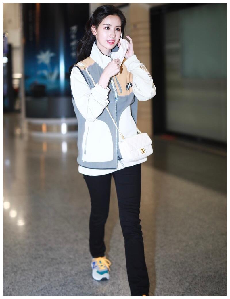 清纯女神陈都灵现身机场,唇粉肤白大眼睛超迷人,女神范