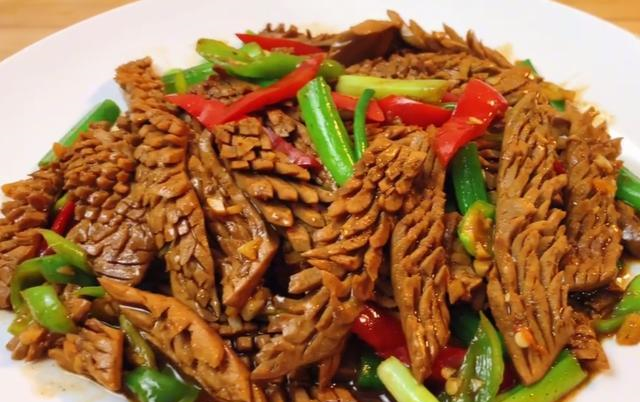 每一次去吃烧烤哥们们一起必须要点的就是腰子,而且一次至少要点30串