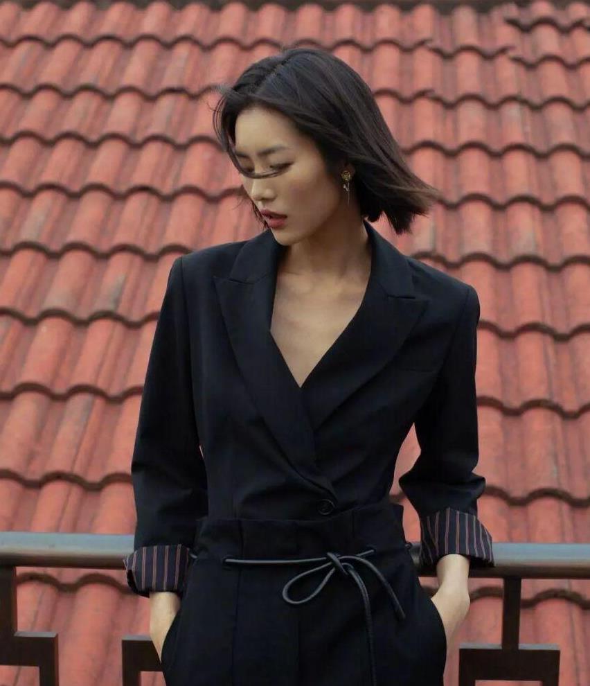 刘雯果然厉害穿一套黑色西服搭高腰西裤格外飒爽又洒脱